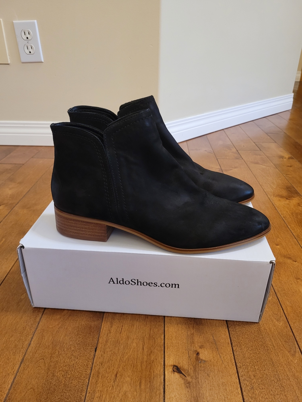 Brand New Aldo Gweria Women's US 11 Black Suede Low-Profile Ankle Boots With Box